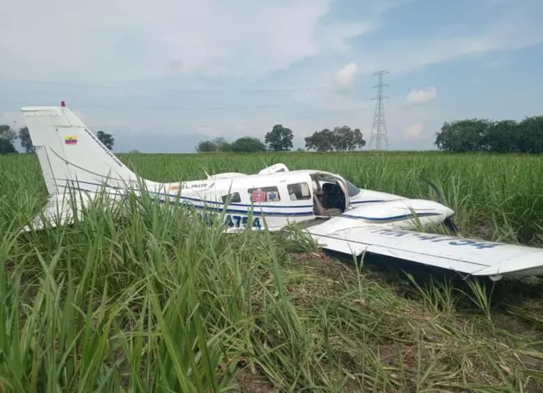 La aeronave descendió de emergencia en zona rural del Valle del Cauca luego de presentar fallas durante la aproximación a Cali. No hubo incendio ni personas heridas. FOTO: Aeronáutica civil. 
