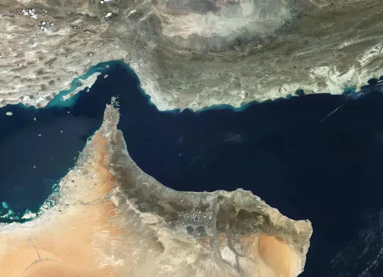 El Estrecho de Ormuz se ha convertido en uno de los puntos más sensibles de la guerra ya que por este lugar transita cerca del 20% del petroleo del mundo. FOTO: Getty.