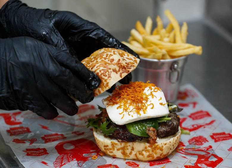 Comerse una hamburguesa ahora es 40% más caro que hace un año, ¿por qué? 