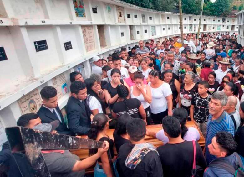 Una multitud acompañó el sepelio de Alcónides Vallejo en el cementerio Nuestra Señora del Carmen, en Vegachí, el jueves 26 de mayo. FOTO CORTESÍA