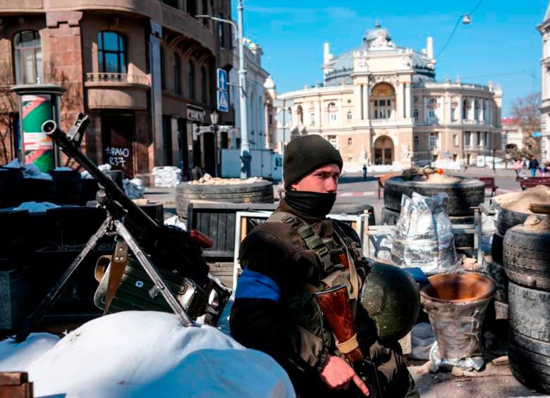 En la imagen tropas de Ucrania protegen de los militares rusos un teatro en la ciudad de Odesa. FOTO: EFE