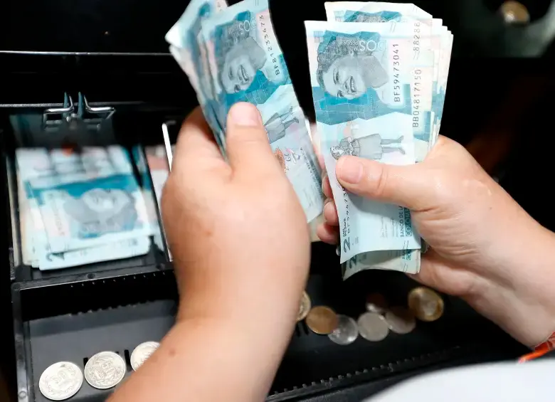 En Colombia, el efectivo sigue siendo el medio de pago más usado para gastos cotidianos y pequeños comercios. FOTO: EL COLOMBIANO