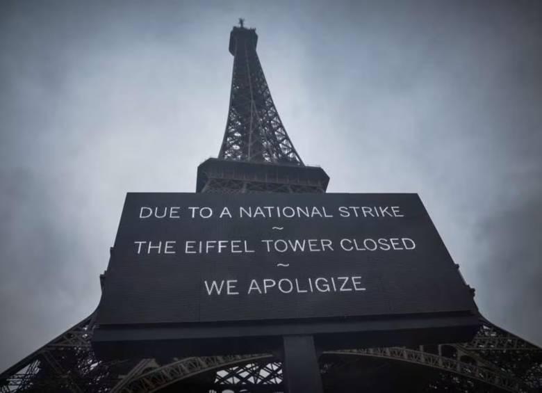 El cartel que los trabajadores pusieron afuera de la Torre Eiffel, tras comenzar la huelga sindical. FOTO: AFP