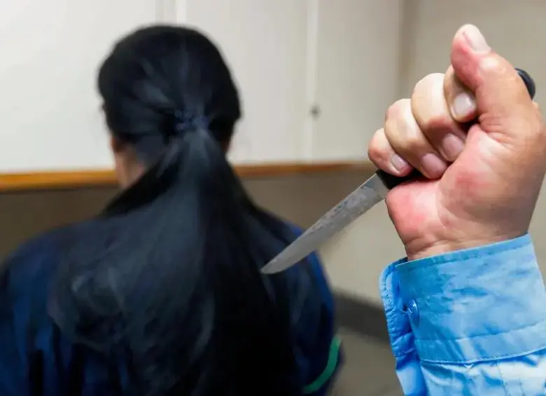 Autoridades investigan el crimen que ocurrió en una vivienda de Dosquebradas, donde una menor habría atacado a su madre tras una discusión por la clave del wifi. FOTO: Manuel Saldarriaga. 