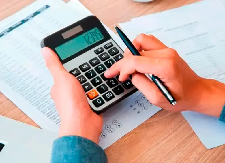 Abrir una cuenta de ahorros, pagar los servicios a nombre propio y utilizar responsablemente una tarjeta de crédito son alternativas para construir un historial financiero. FOTO CORTESÍA