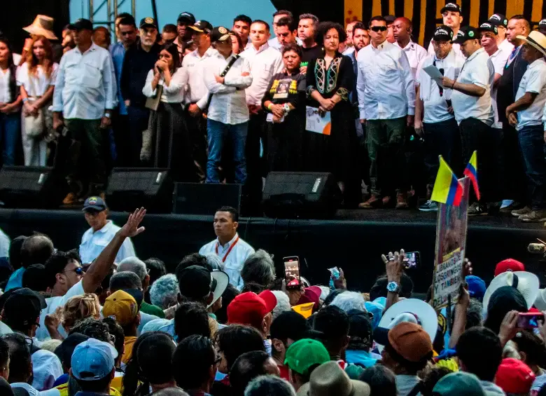Uno de los eventos más polémicos en el marco de la “paz total” fue el llamado “tarimazo”, en el que el presidente Gustavo Petro y su gabinete hicieron una presentación pública con delegados de las bandas del Valle de Aburrá, el mes pasado en La Alpujarra. FOTO: Julio César Herrera