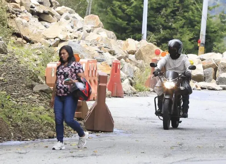 El deslizamiento en el sector Mirador de Santa Elena obligó al cierre total de la vía durante varias horas mientras se removía el material. FOTO: Camilo Suárez. 