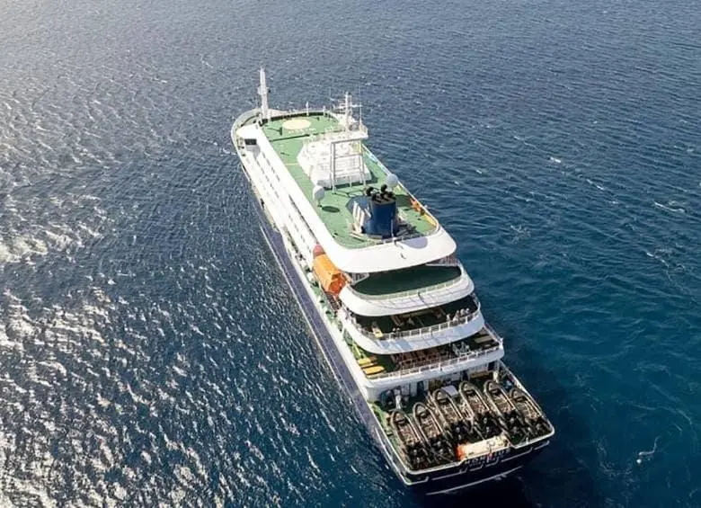 Más de 149 pasajeros y tripulantes permanecen aislados en el crucero MV Hondius tras el brote de hantavirus detectado durante la travesía. FOTO: AFP.