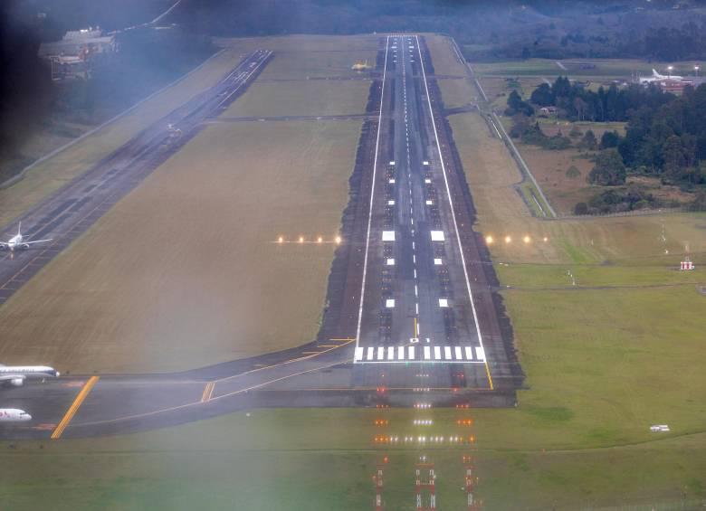 El aeropuerto José María Córdova, principal terminal aérea de Antioquia y puerta de entrada internacional a Medellín, se prepara para una transformación, pues el plan maestro para su ampliación contempla una segunda pista, una nueva terminal y una infraestructura industrial. FOTO: Juan Antonio Sánchez.