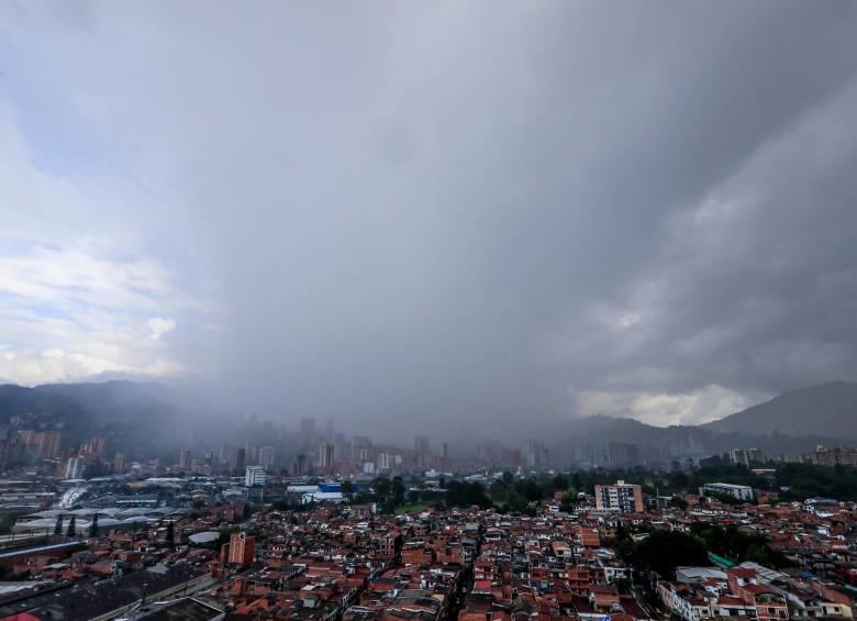 Las lluvias se registraron en varios puntos del sur y el norte del Valle de Aburrá. FOTO: Jaime Pérez Munévar. Archivo El Colombiano