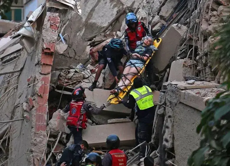 Familiares de personas desaparecidas utilizan aplicaciones, redes sociales y plataformas ciudadanas para localizar a sus seres queridos tras los terremotos que golpearon a Venezuela. FOTO: Getty Images. 