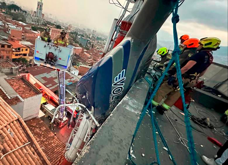 Momentos en los que se hizo el rescate del helicóptero, este lunes. FOTO Cortesía Dagrd
