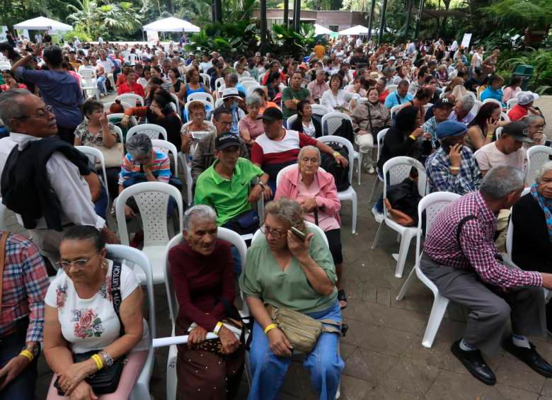 Los adultos mayores llegaron desde muy temprano al evento el jueves. FOTO Jaime Pérez