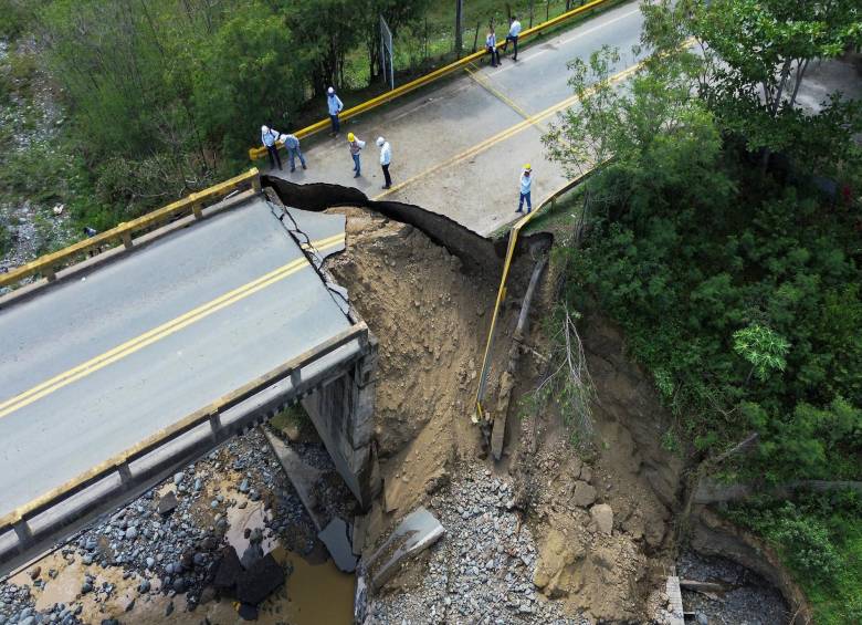Una banca del puente El Tonusco en Santa Fe de Antioquia se cayó en la madrugada del 3 de noviembre del 2023. FOTO: CORTESÍA