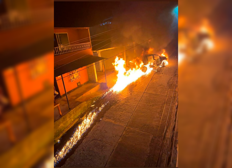 Los vecinos del barrio Borbollón de Segovia registraron en fotos y vídeos el momento en que el vehículo fue consumido por las llamas. FOTO: TOMADA DE TWITTER. 