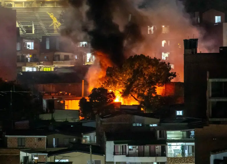 Imágenes del incendio en Itagüí. FOTO: Juan Sánchez.
