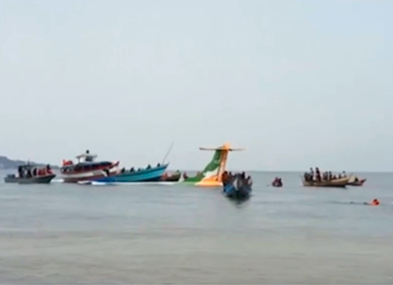 Videos divulgados en los medios locales muestran al avión parcialmente sumergido, mientras los rescatistas en el agua intentan salvar a los supervivientes. FOTO: CAPTURA DE PANTALLA