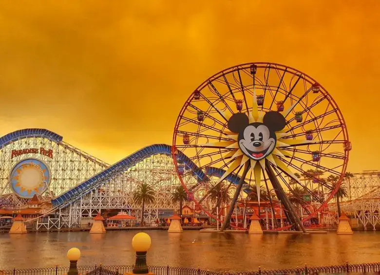 Las autoridades investigan la desaparición de una menor en el parque temático Disneyland, en California. FOTO: Reuters