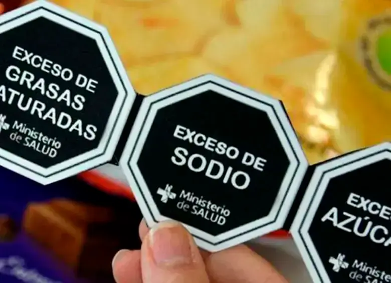 Las etiquetas de advertencia en la comida chatarra se implementaron en Colombia desde 2022. FOTO COLPRENSA