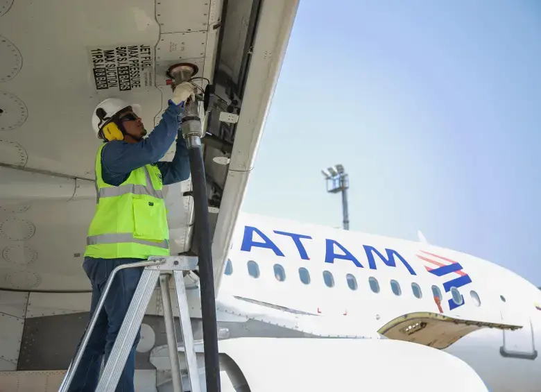 La prima del combustible para aviones sobre el crudo, casi cuatro veces su nivel de mediados de febrero, se espera que persista hasta que se reanude el transporte marítimo normal a través del Estrecho de Ormuz. FOTO: Cortesía Latam.