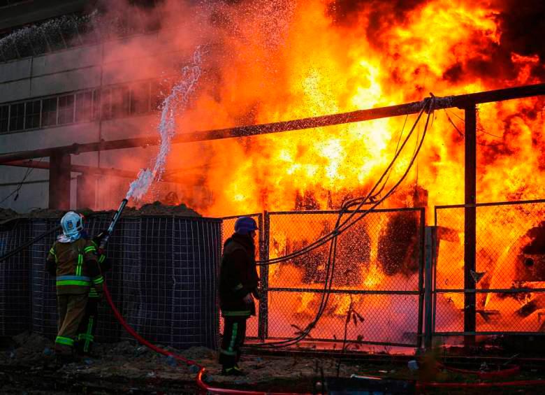 Imagen de referencia de una planta eléctrica bajo ataque en Ucrania. FOTO: Getty