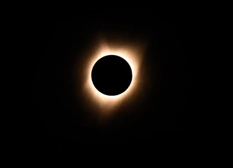 Los eclipses solares ocurren cuando la Luna se alinea entre la Tierra y el Sol, bloqueando su luz y permitiendo observar fenómenos únicos en el cielo. FOTO: AFP