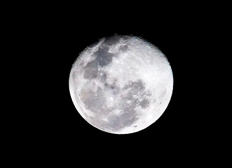 La Luna llena de esturión, que iluminará el cielo el 9 de agosto de 2025, será uno de los principales hitos astronómicos del mes. FOTO Juan Antonio Sánchez