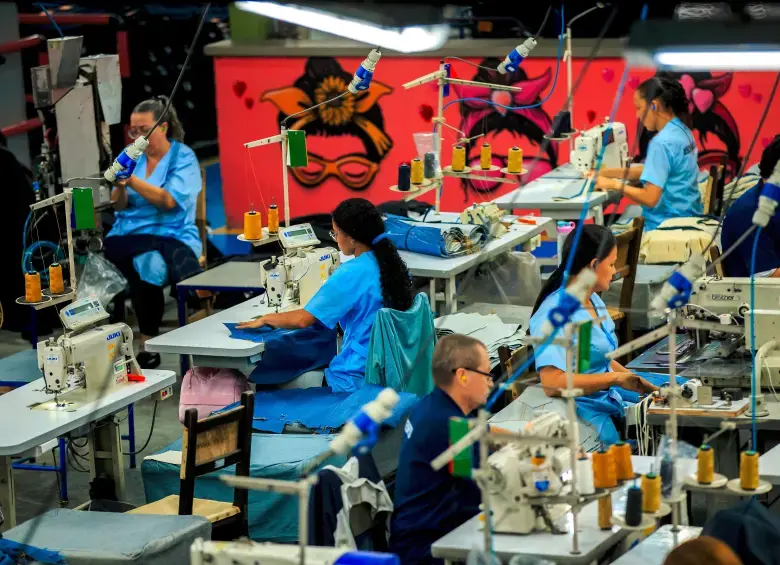El mercado laboral colombiano dio señales positivas en agosto de 2025. La tasa de desocupación nacional se ubicó en 8,6%, una caída de 1,1 puntos porcentuales frente al 9,7% del mismo mes de 2024. FOTO: Camilo Suárez