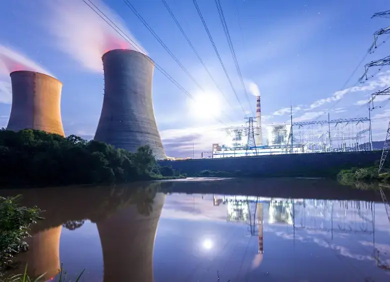 A diferencia de las fuentes renovables intermitentes, como la solar o la eólica, cuya producción depende de las condiciones climáticas, la energía nuclear ofrece un suministro constante y predecible, capaz de generar electricidad de base las 24 horas del día. Foto: Getty