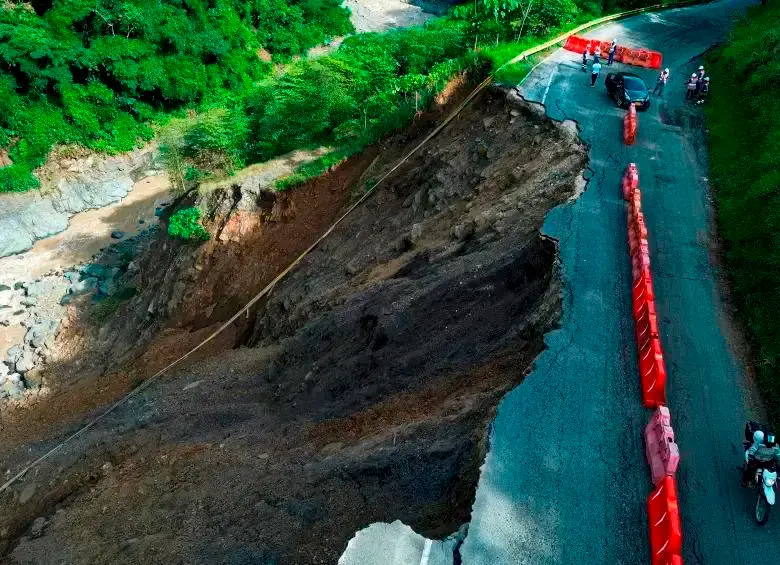 La Sinifaná ha sido uno de los peores dolores de cabeza para transportadores de carga y viajeros en Antioquia este año. FOTO: MANUEL SALDARRIAGA