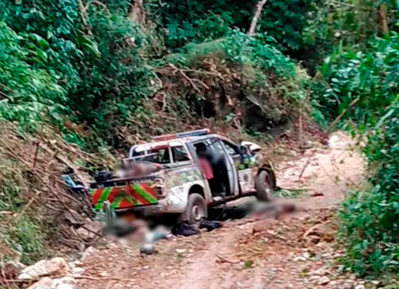 Así quedó la camioneta en la que se transportaban los policías, luego de la explosión y el ataque con ráfagas de fusil en la zona rural de Neiva. FOTO: ARCHIVO.