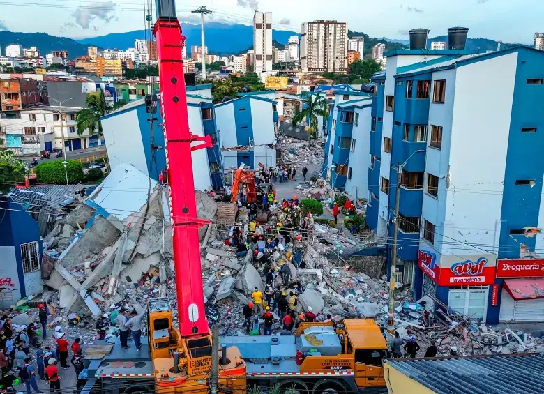 Cerca de 300 socorristas intervienen entre las edificaciones destruidas y el parque de La Libertad en Pereira tras el terremoto en San José del Palmar, combinando rastreo canino, sensores tecnológicos y grúas de gran tonelaje. Foto: Manuel Saldarriaga 