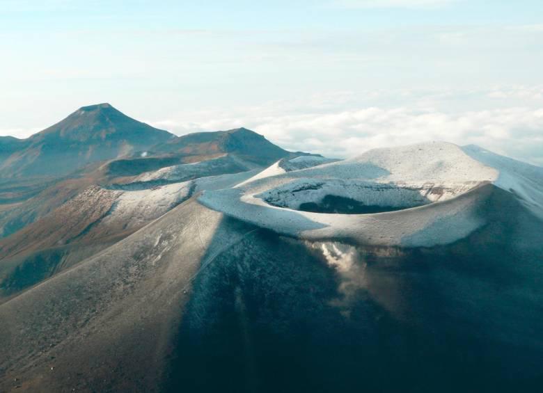 Según el último reporte del Sistema Geológico Colombiano, se presentó un cambio de temperatura dentro del cráter asociado a la salida de ceniza, lo que significa un nivel mayor de actividad. FOTO: Twitter @sgcol
