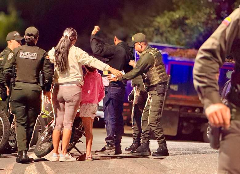 Las autoridades reforzaron la seguridad en la zona donde se denunciaron los toques de queda. FOTO Cortesía Alcaldía de Medellín