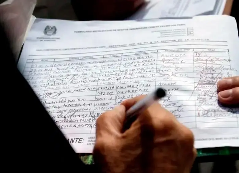 En poco menos de cuatro años, entre las elecciones presidenciales de 2022 y estos comicios, el número de movimientos que apostó por la recolección de firmas para avalar candidaturas se disparó un 75 %. FOTO: COLPRENSA-REFERENCIA