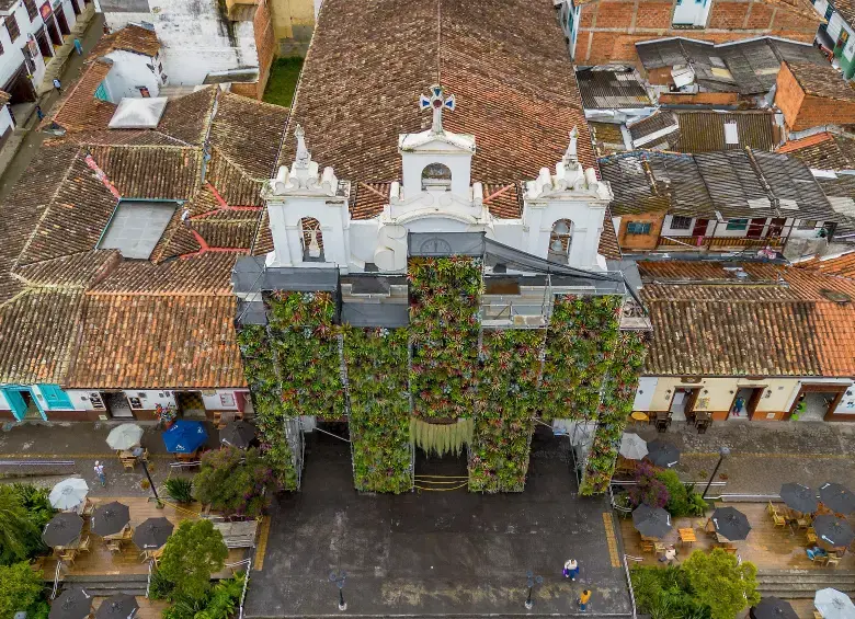 Iglesia en el parque principal de El Retiro, Antioquia. Foto: Camilo Suárez