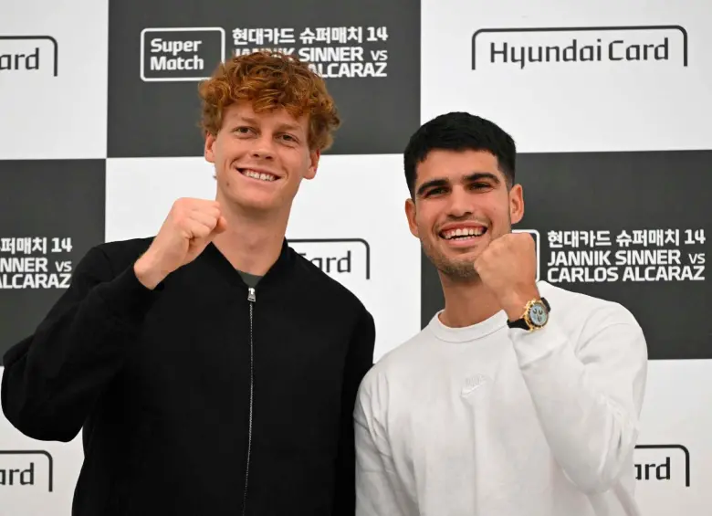 El italiano Jannik Sinner y el español Carlos Alcaraz harán una exhibición este sábado en Japón como preámbulo del Abierto de Australia. FOTO AFP