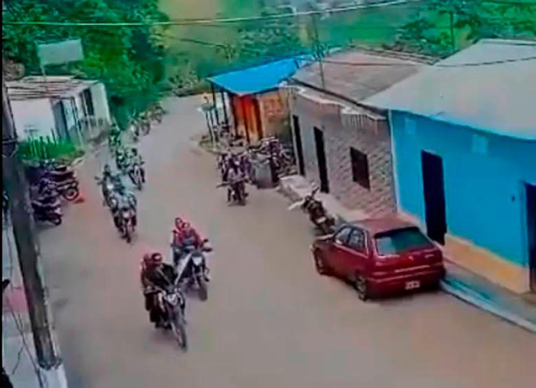 Más de 50 profesores huyendo en motos del municipio de Teorama, Catatumbo, tras estallar combates entre los grupos armados ilegales. FOTO Cortesía