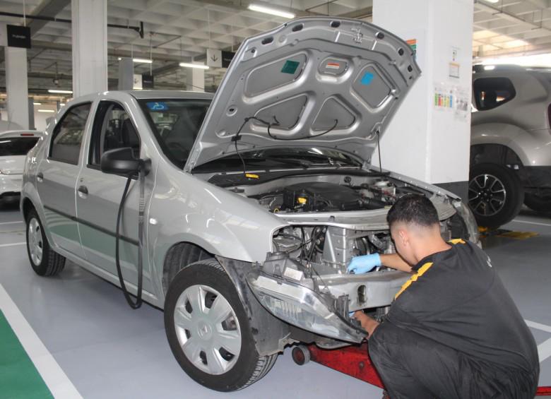 Se debe contar con todos los objetos para poder limpiar de forma correcta un motor. FOTO: Cortesía 