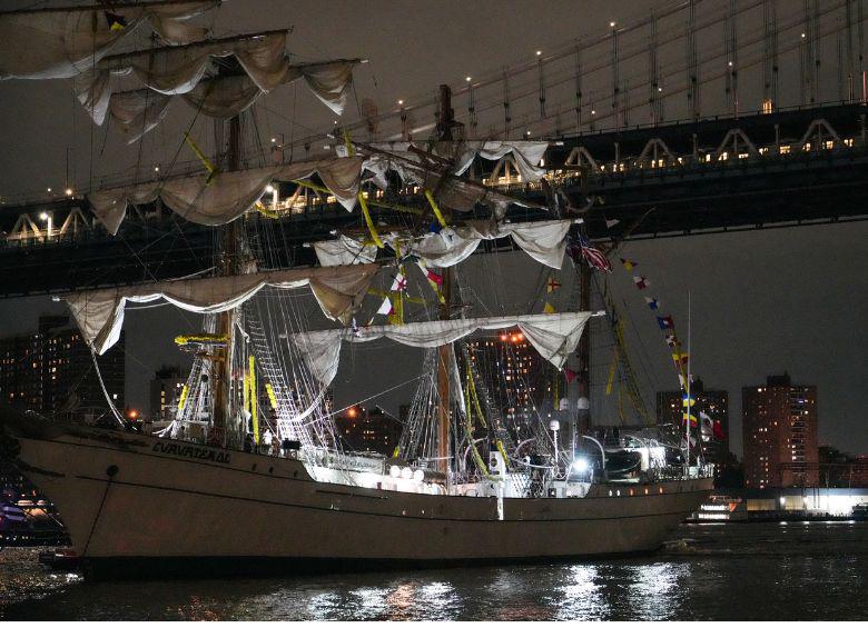 Sitio de la colisión del buque escuela Cuauhtémoc de la Armada de México con el Puente de Brooklyn, en Nueva York, Estados Unidos. FOTO: Xinhua