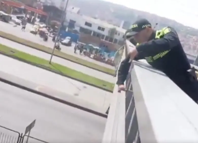 <span class="mln_uppercase_mln">El</span><b><span class="mln_uppercase_mln"> hecho ocurrió en un puente peatonal en la Terminal del Sur de Bogotá, en la localidad de Bosa. FOTO: CAPTURA DE VIDEO</span></b>