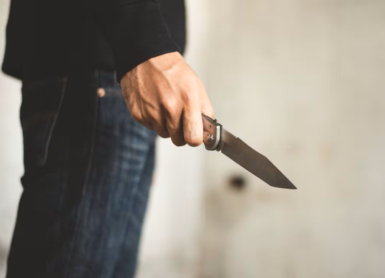 Con un arma corto punzante, el joven robo a la pareja de vendedores ambulantes en Bucaramanga. FOTO: GETTY