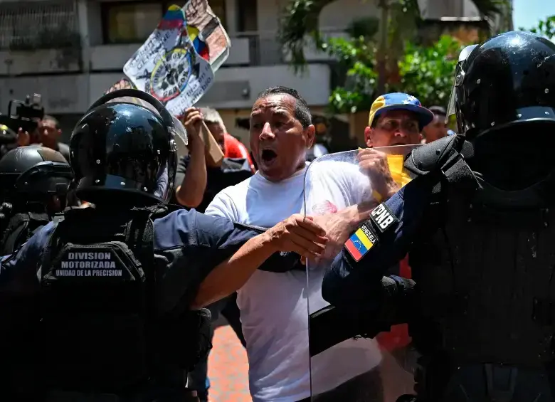Los venezolanos píden nuevas elecciones presidenciales en su país ante la asuencia de Nicolás Maduro. FOTO: AFP