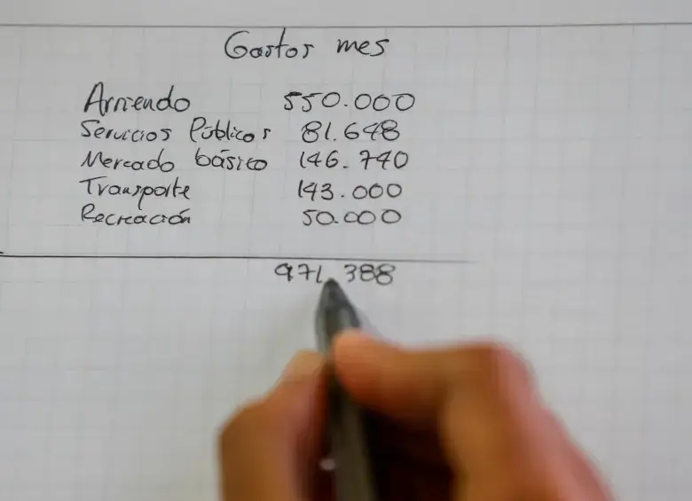 Como ocurre cada diciembre, sobre la mesa también pesan los bienes y servicios que dependen del alza del salario mínimo. FOTO: Colprensa.