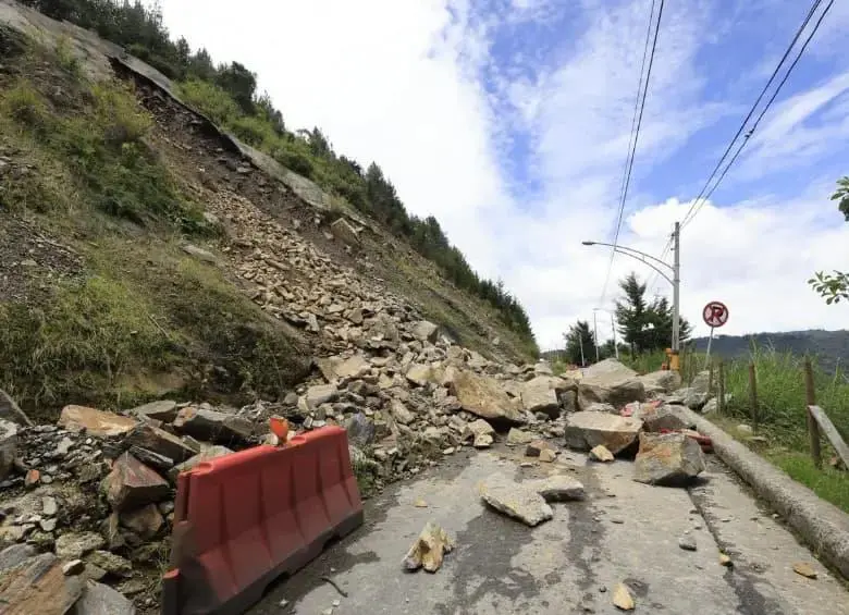 Las autoridades reabrieron el paso en ambos sentidos, pero mantienen vigilancia en el corredor vial ante posibles nuevos desprendimientos. FOTO: Camilo Suárez.