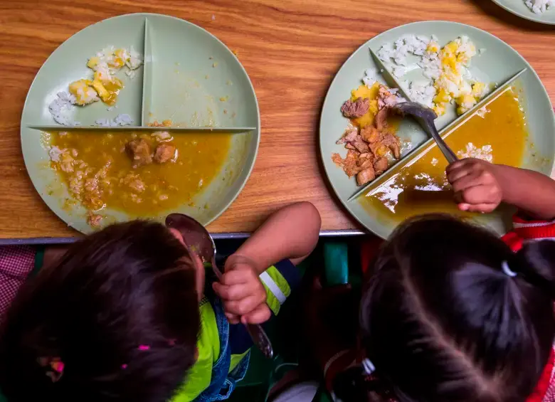 El Programa de Alimentación Escolar (PAE) brinda un complemento alimentario a niños, niñas y adolescentes en colegios del país. FOTO JULIO CÉSAR HERRERA