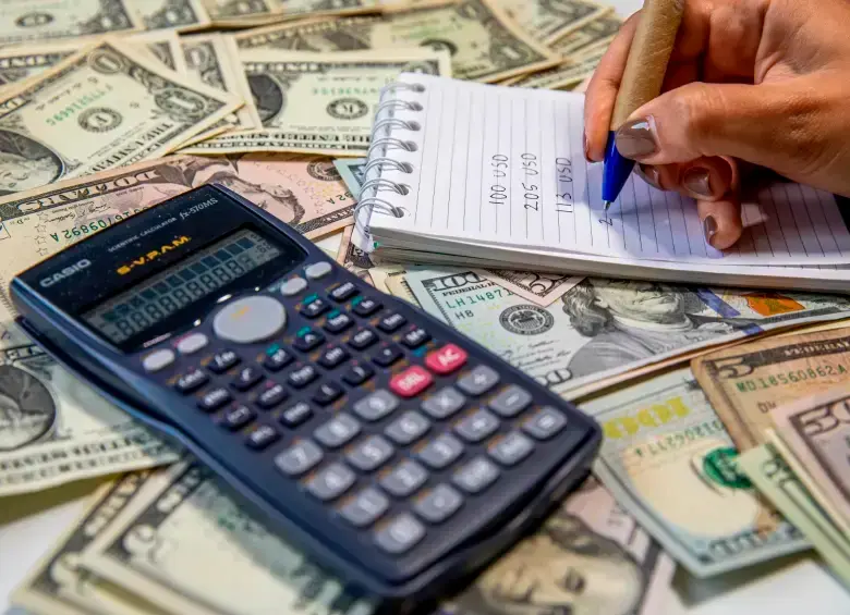 La divisa estadounidense se negocia en niveles no vistos en cuatro años, lo que podría representar un alivio temporal para la economía local. FOTO: EL COLOMBIANO