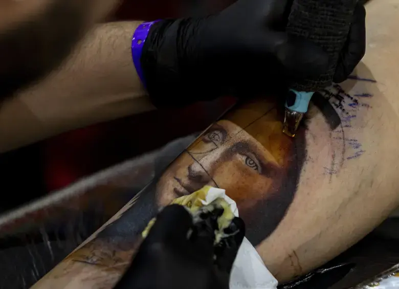 Cada vez más personas de 30 a 45 años eliminan tatuajes que “ya no los representan”. Foto: Camilo Suárez