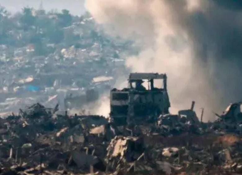 Equipos de emergencia y civiles removían escombros en Beirut tras una nueva jornada de bombardeos israelíes. FOTO: AFP