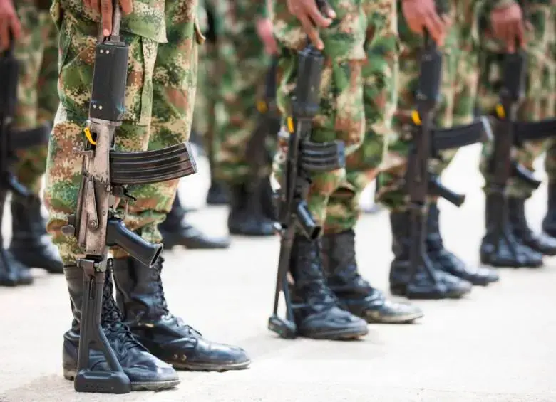 El estudio también muestra una disminución sostenida del personal activo de las Fuerzas Militares, que pasó de 173.900 efectivos en 2008 a 158.400 en 2023, mientras que los retirados aumentaron hasta representar el 12,8% del total. Foto: Archivo El Colombiano